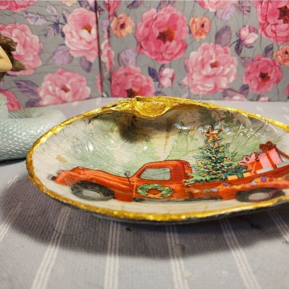 DECOUPAGE CLAM SHELL DECOUPAGE XMAS RED TRUCK 🚚 ON A CLAM SHELL TRINKET DISH - Picture 7 of 11